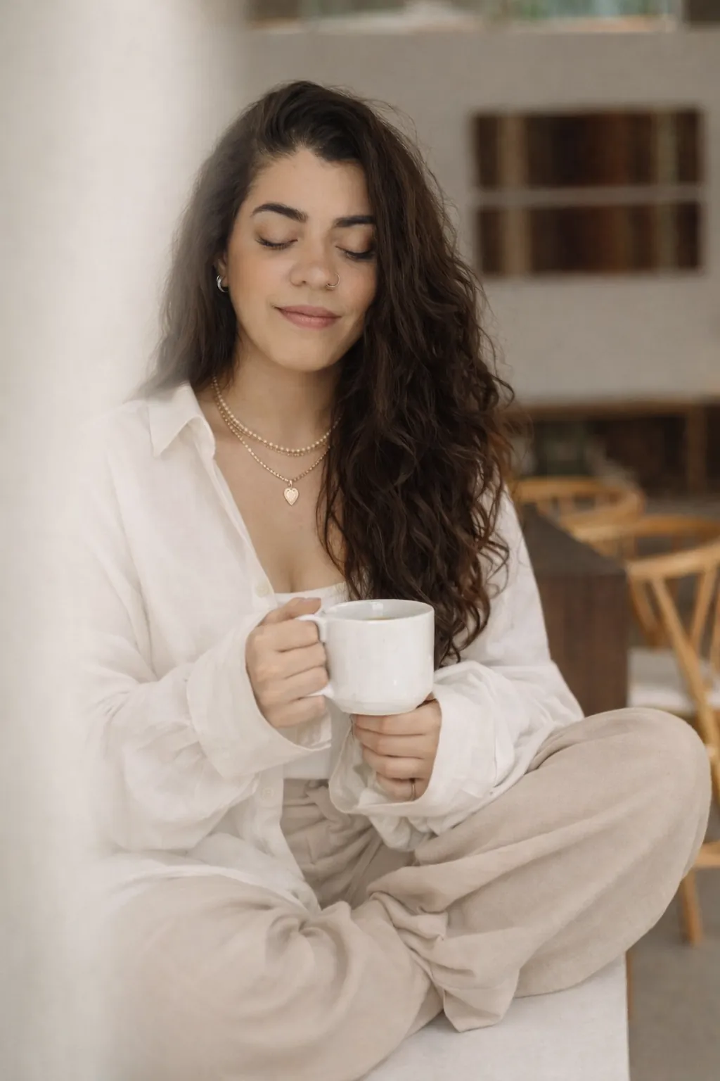 Kira Echenagucia relajada con una taza de té