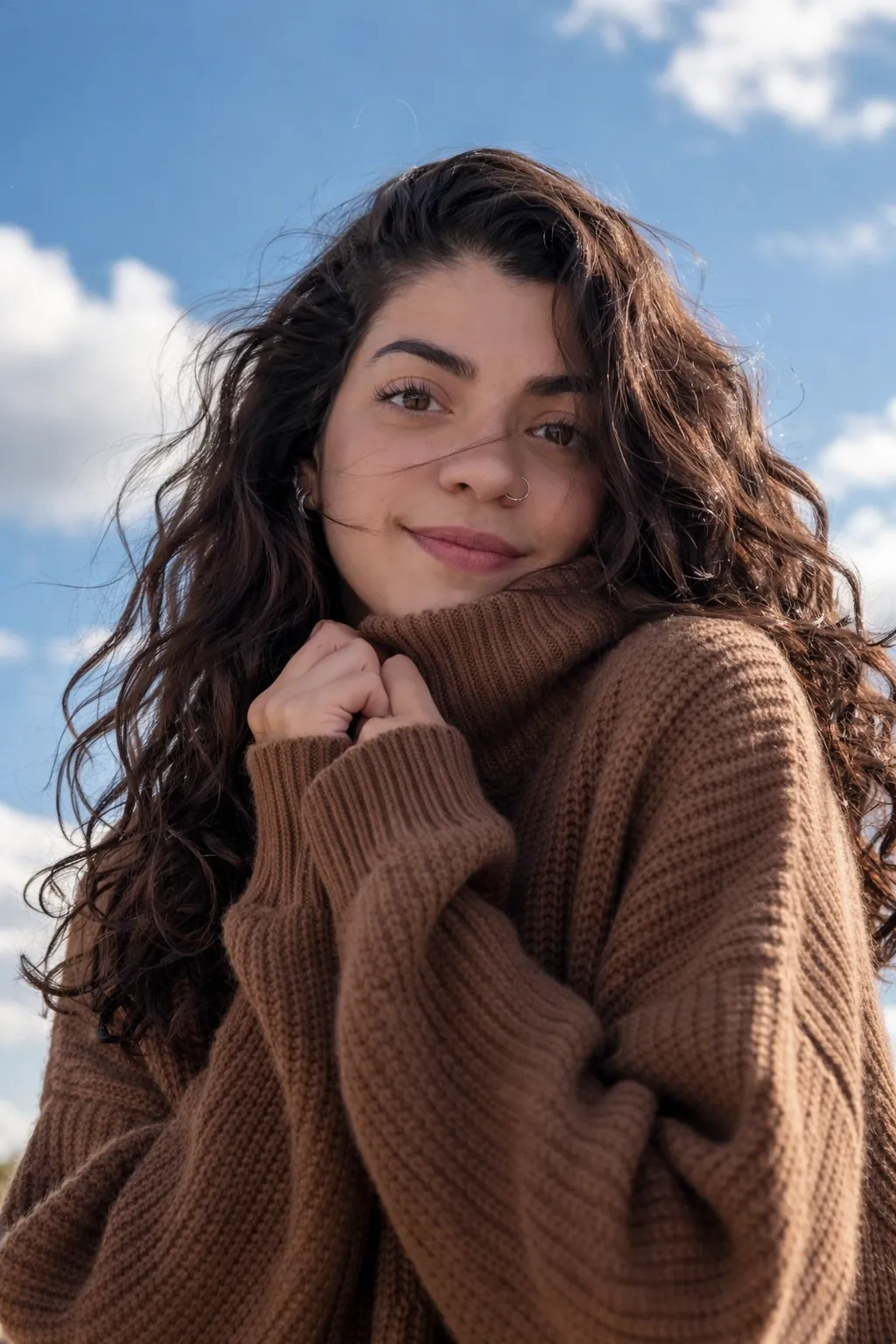 Kira Echenagucia sonriendo, abrigada con un suéter, bajo un cielo azul